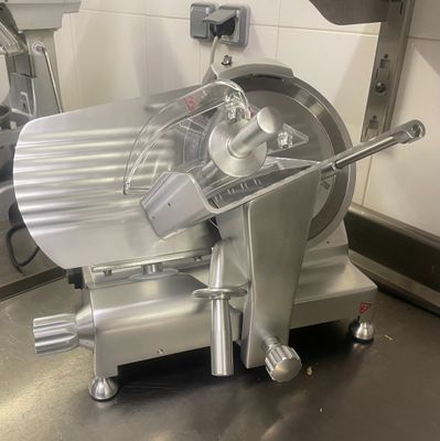 une machine posée sur le comptoir d'une cuisine