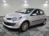 la photo d'une voiture argentée garée dans un garage