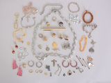 plusieurs types de bijoux différents sur une surface blanche