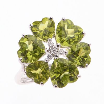 .3. BAGUE en or gris 750 °/°° ornée de six péridots taille c…