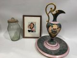 une photo d'un vase posé sur une table, à côté d'une photo d'un homme