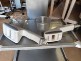 un plateau en argent sur lequel se trouvent un mixeur et une tasse