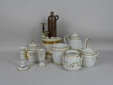 de nombreux types de théières et de soucoupes sur la table