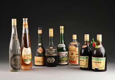 plusieurs bouteilles d'alcool sont alignées sur une table