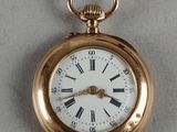 une montre de poche en or avec des chiffres romains