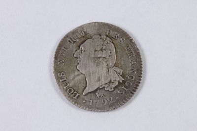gros plan d'une pièce de monnaie sur une surface blanche avec un fond blanc