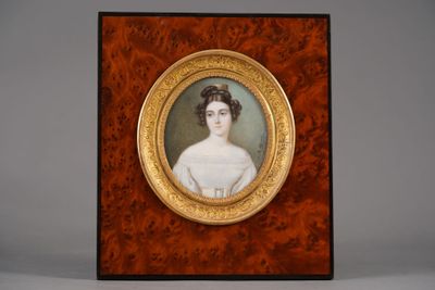 un portrait ancien représentant une femme, dans un cadre richement décoré