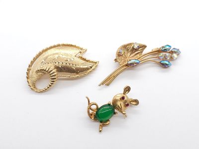 deux broches dorées et une broche en verre vert