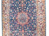 un tapis bleu et rouge à motifs floraux sur fond blanc