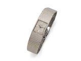 une image d'une montre-bracelet sur une surface blanche avec un fond blanc