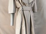 une photo d'un mannequin portant un trench-coat beige