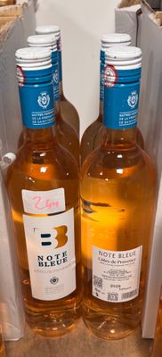 deux bouteilles d'alcool posées dans une boîte