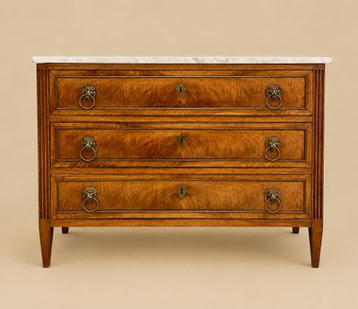 une commode ancienne avec dessus en marbre