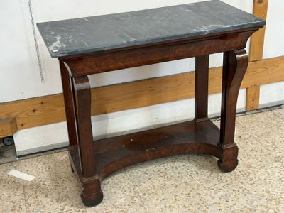 une petite table avec un plateau en marbre, posée à même le sol
