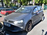 une voiture garée au bord de la rue