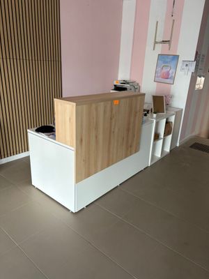 un petit comptoir d'accueil au milieu d'une pièce