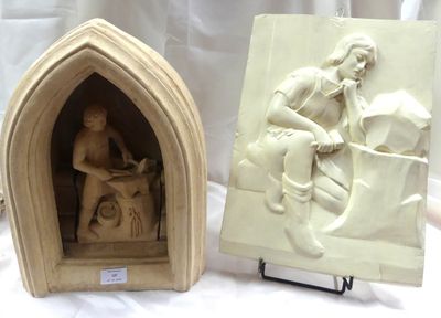 deux sculptures représentant une femme et un homme assis sur un banc