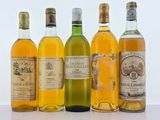 plusieurs bouteilles de vin sont alignées sur une table