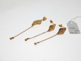 trois paires de boucles d'oreilles plaquées or et une chaîne en or