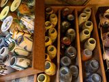 de nombreux types de vases différents dans une boîte en bois