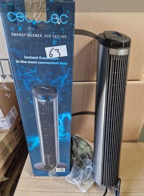 une photo d'un purificateur d'air noir et argent posé sur une boîte en carton
