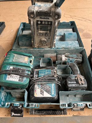 de nombreux outils dans la boîte posée sur la table