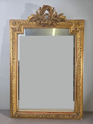 un miroir posé sur une table devant un mur