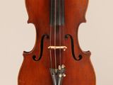 un vieux violon avec un archet accroché à son dos