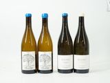 trois bouteilles de vin posées les unes à côté des autres sur une surface blanche
