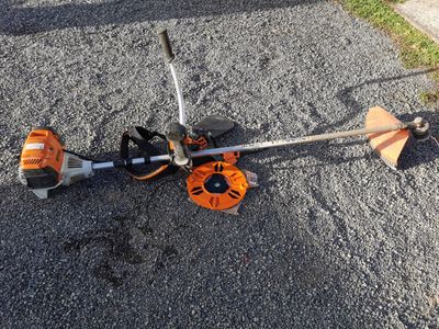 a small machine that is laying on the ground