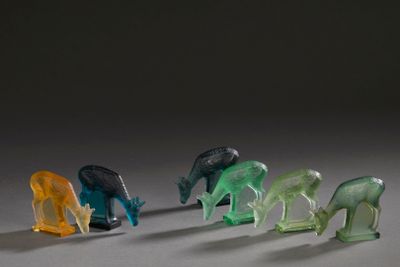 cinq éléphants en verre de couleurs différentes alignés les uns à côté des autres