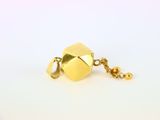 gros plan d'un collier en or sur une surface blanche
