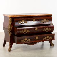 Une commode de style Régence, en acajou avec plateau en marb… (photo 3)