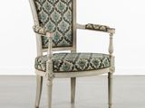 une chaise blanche avec un revêtement bleu et vert, revêtue, revêtue, revêtue, revêtue, revêtue, revêtue, revêtue