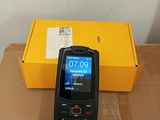 un téléphone portable posé sur une boîte