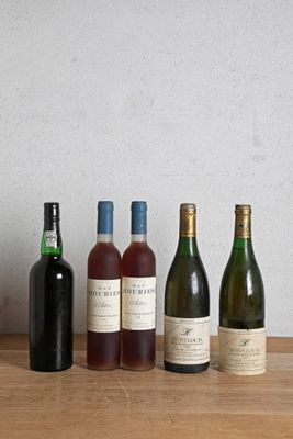plusieurs bouteilles de vin sont alignées sur une table en bois
