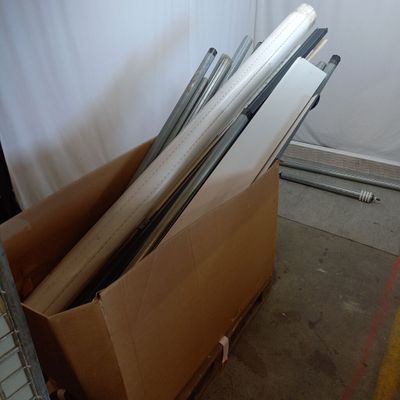 une boîte en carton contenant tout un tas d'objets métalliques