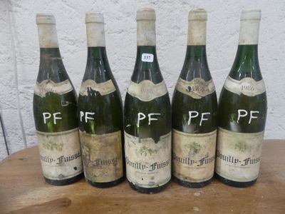 six bouteilles de vin sont alignées sur une table en bois