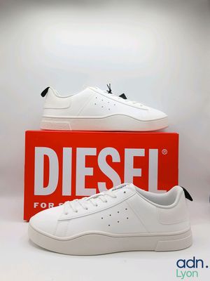 baskets Diesel en cuir blanc avec logo noir sur le côté