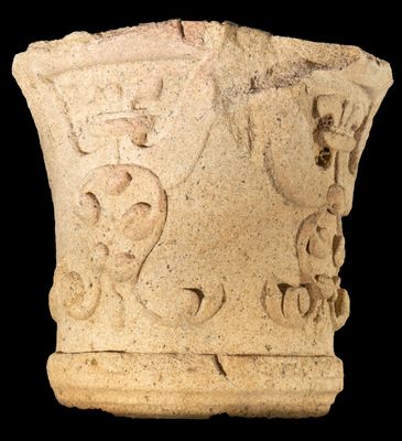 une image représentant un vase en pierre orné d'un motif