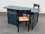 un bureau avec une chaise à côté, sur le trottoir
