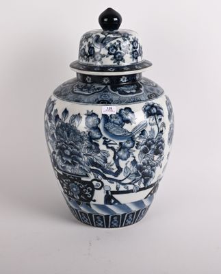 un vase bleu et blanc avec un couvercle sur fond blanc