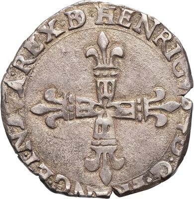 une vieille pièce d'argent ornée d'une croix