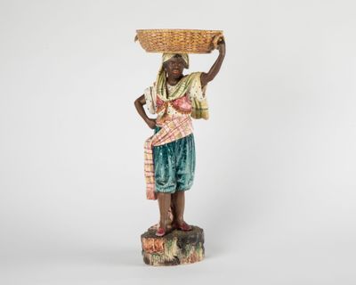 Sujet en porcelaine figurant un homme en habit traditionnel …