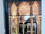une image représentant un livre avec, en arrière-plan, l'illustration d'un bâtiment