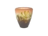 un petit vase en verre orné d'un motif floral