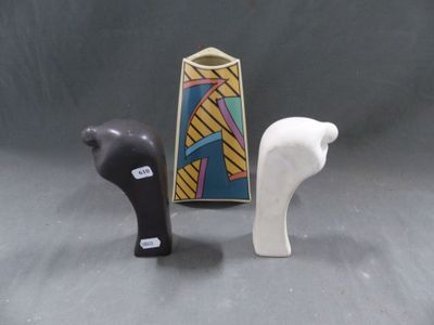 deux figurines placées l'une à côté de l'autre sur une table