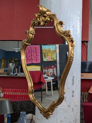 un miroir accroché à un pilier dans une pièce