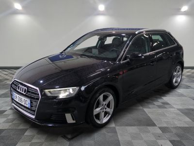 l'audi noire est garée sur le sol en damier d'un garage