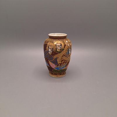 JAPON Petit vase en porcelaine japonaise de type Satsuma à d…